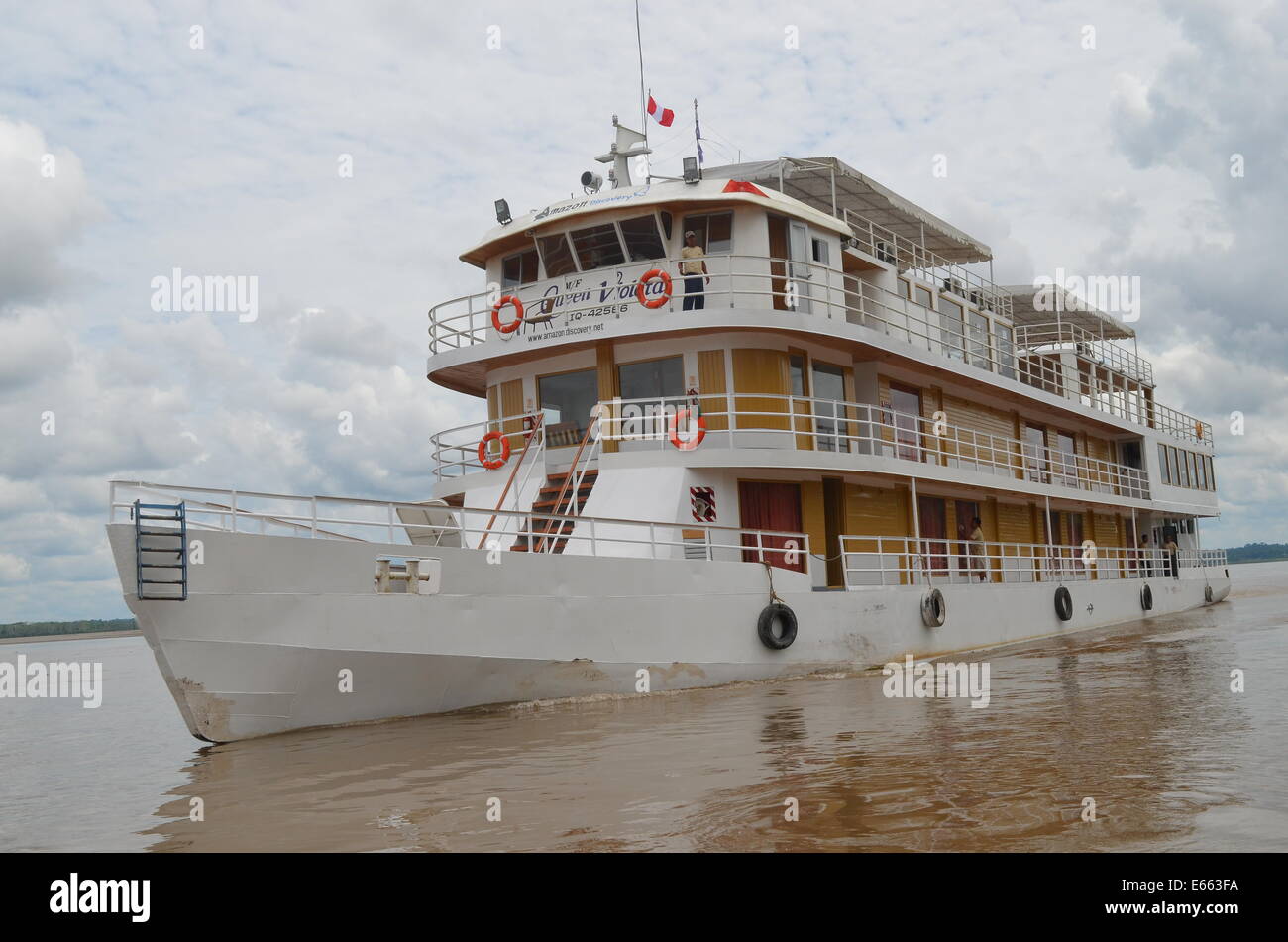 Das Queen Violeta Kreuzfahrtschiff segelt auf dem Amazonas Fluss in der Nähe von Iquitos, Peru Stockfoto
