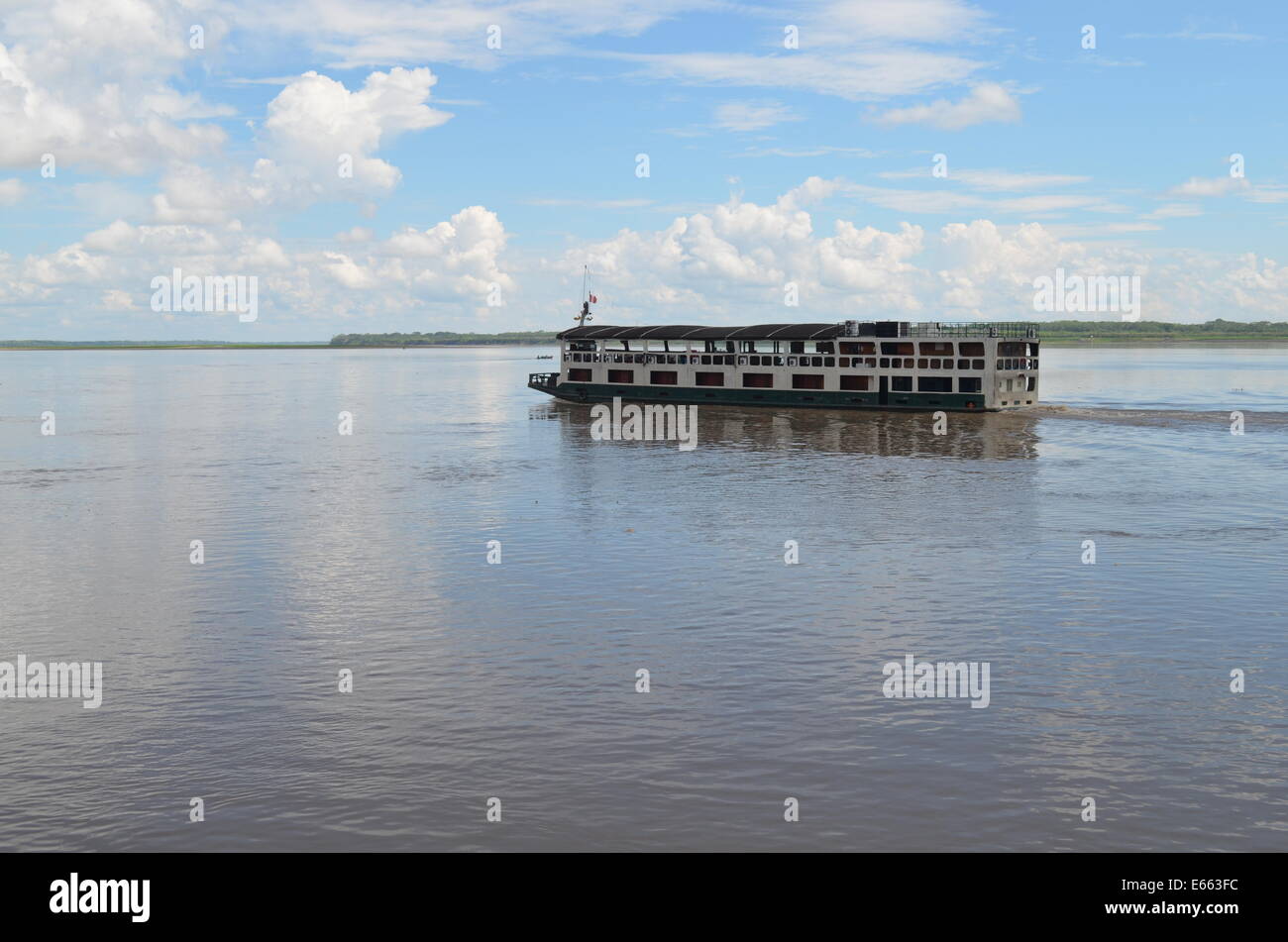 Eine Personenfähre auf dem Amazonas in der Nähe von Hafen von Iquitos, Peru Stockfoto