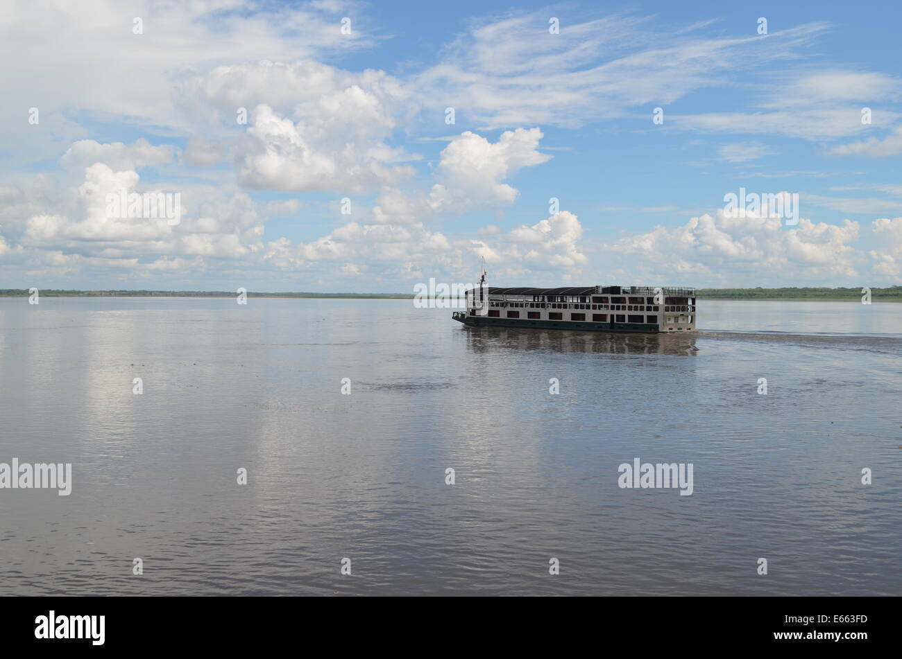 Eine Personenfähre auf dem Amazonas in der Nähe von Hafen von Iquitos, Peru Stockfoto