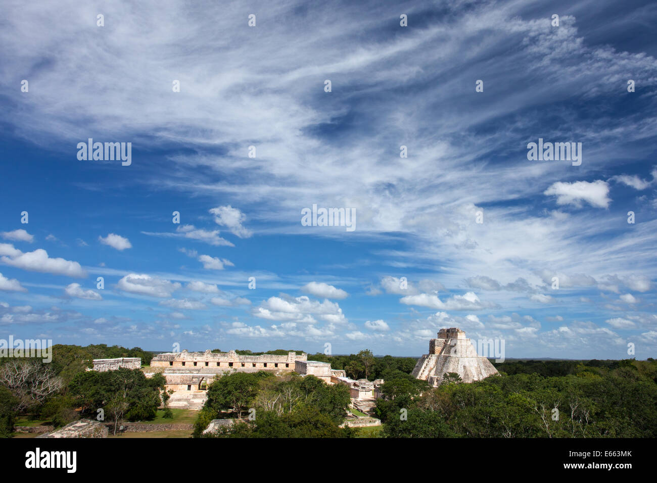 Einen weiten Blick über die archäologische Stätte von Uxmal in Yucatan, Mexiko. Stockfoto