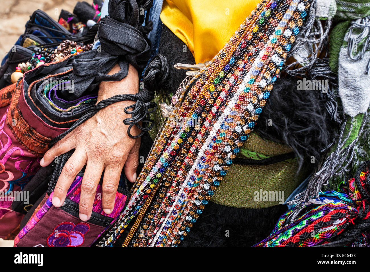 Hand und waren ein Tzotzil Frau Anbieter in San Cristobal de Las Casas, Chiapas, Mexiko. Stockfoto