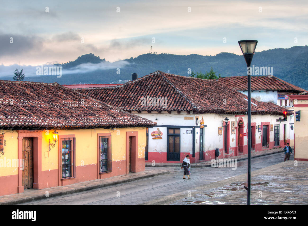 Am frühen Morgen Blick auf 16 de Septiembre Straße, die entlang der Westseite der Plaza De La Paz in San Cristobal, Chiapas, Mexiko Stockfoto