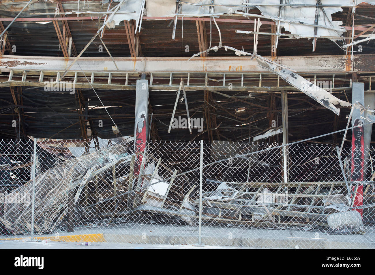 Ferguson, MO, USA. 15. August 2014. Zerstörte Gebäude Abstecher mit Schutzzaun Stockfoto