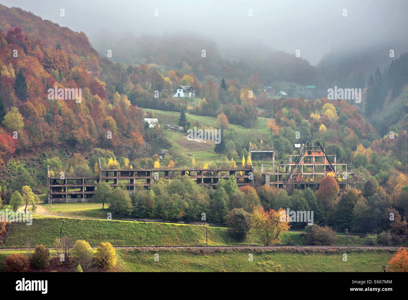 Willage im Herbst Berg Stockfoto