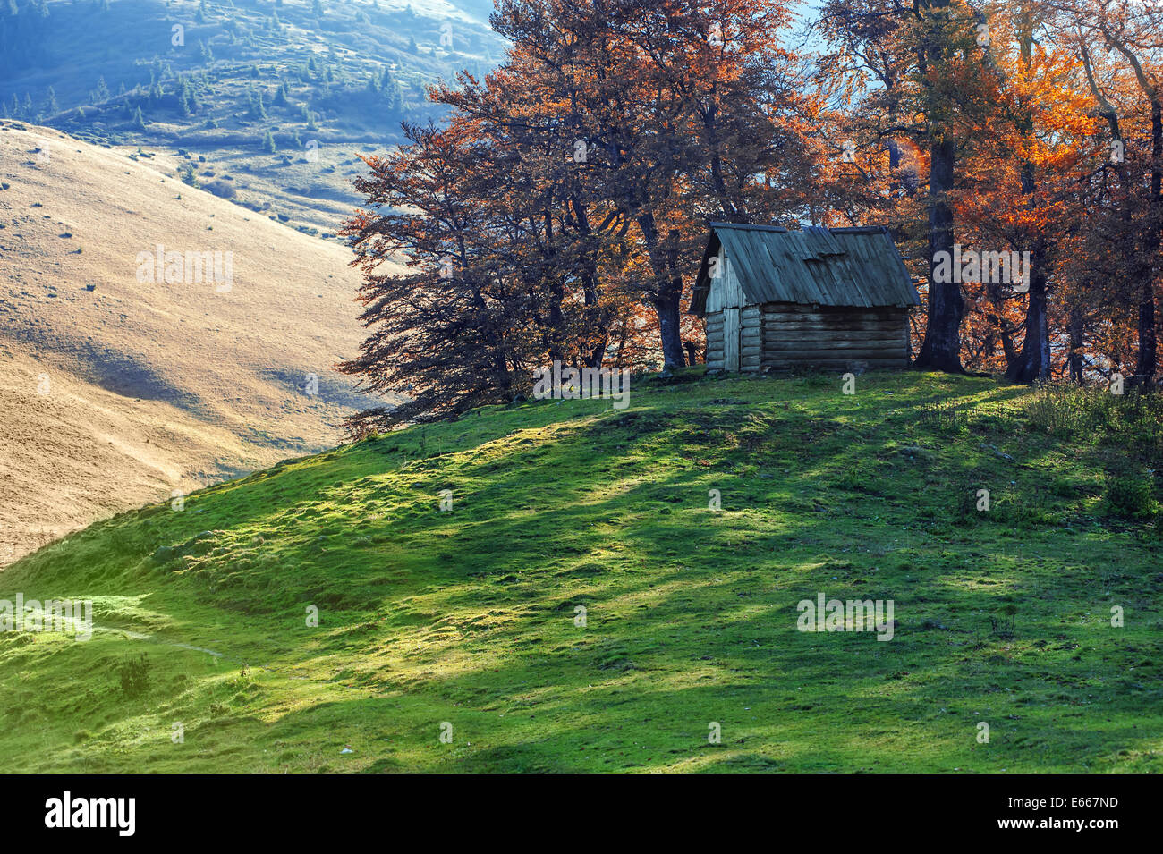 allein Haus im Herbst Berg Stockfoto