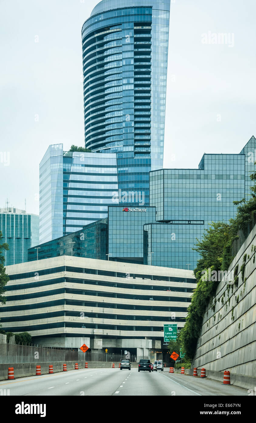 Annäherung an die moderne Glasarchitektur von der wohlhabenden, uptown Geschäft Bezirk von Buckhead Atlanta. USA. Stockfoto