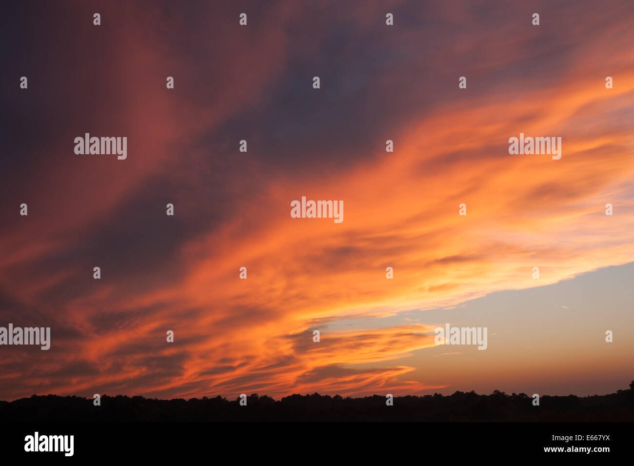 Die leuchtenden Farben des Sonnenuntergangs malen drastisch die Wolken von einem vorbeifahrenden Sturm über Atlanta, Georgia, USA. Stockfoto