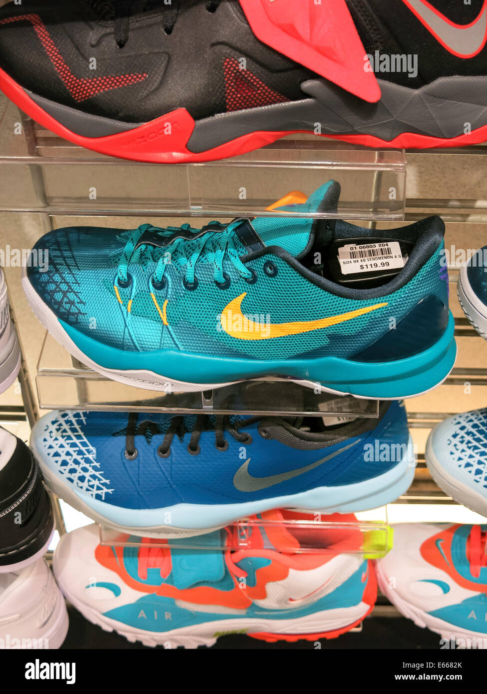 Nike Athletic Schuhe mit Swoosh Logo, Champs Sports in der Holiday Village Mall, Great Falls, MT, USA Stockfoto