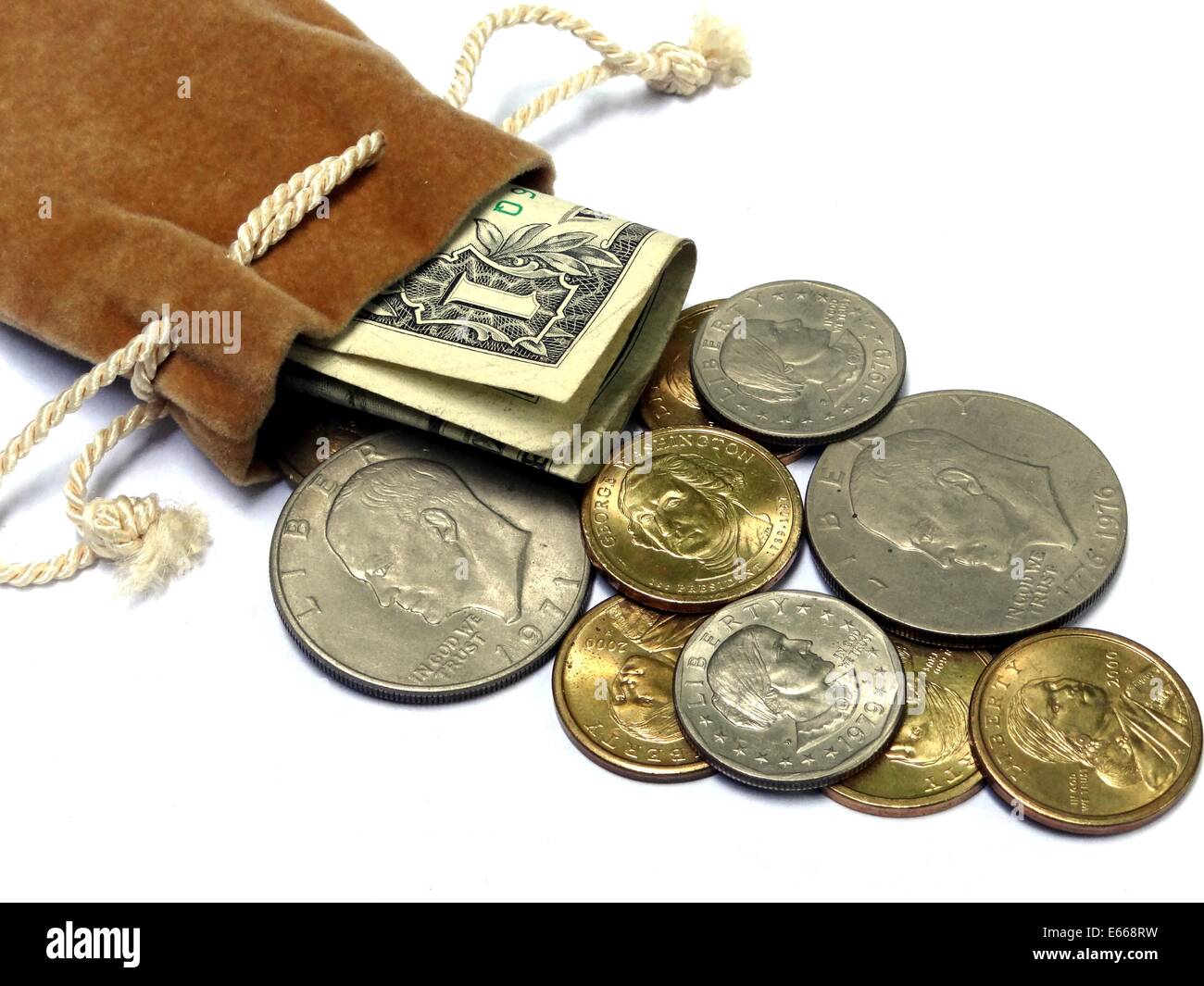 Münzen aus einem Beutel herausragt. Stockfoto
