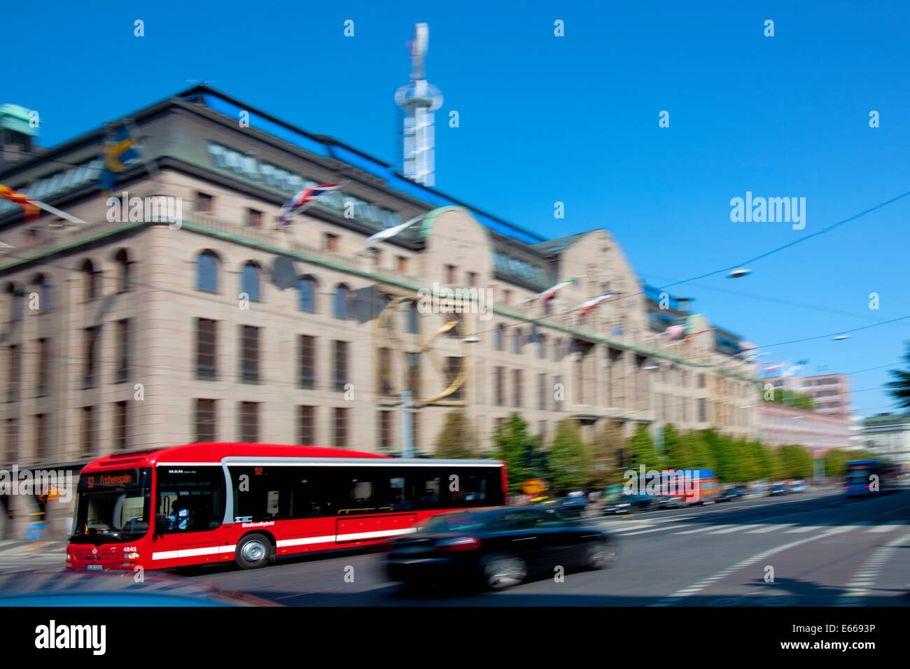 Schweden, Stockholm - Biodiesel-Hybrid-Bus außerhalb Kaufhaus NK Stockfoto