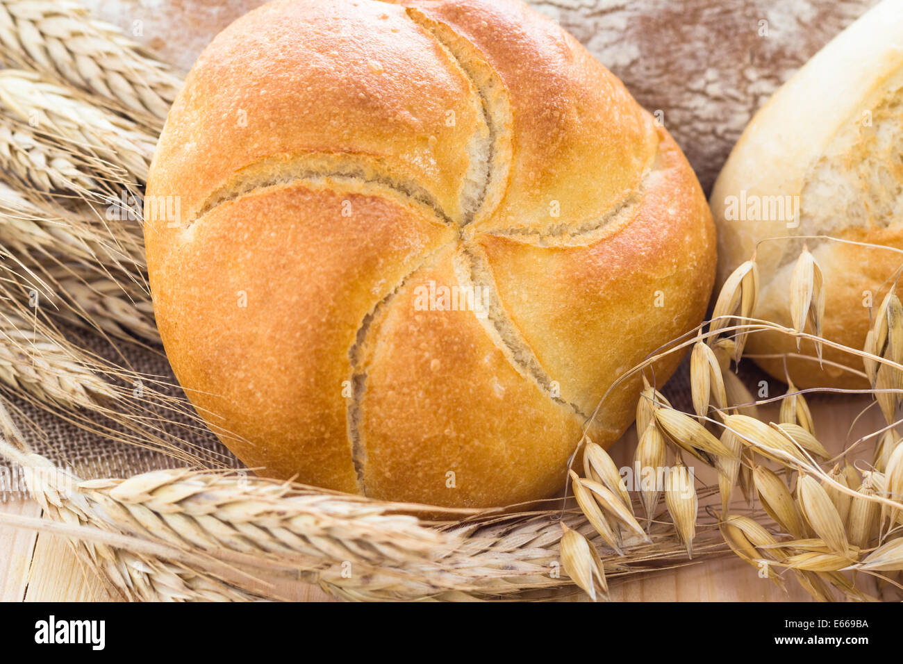 Verschiedene Backwaren unter den Ohren von Getreide Stockfoto