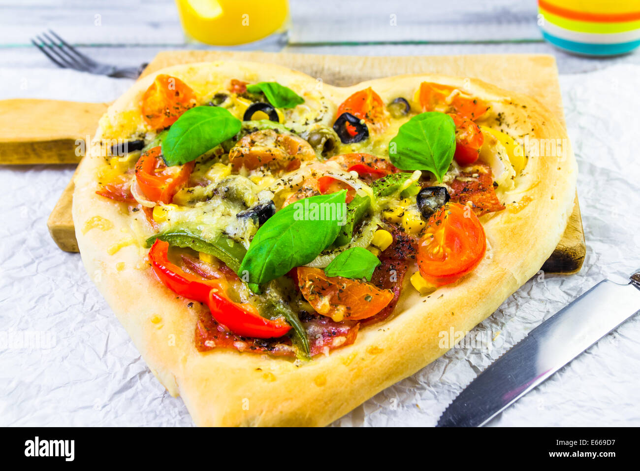 Leckere Pizza mit Käse, Fleisch und Oliven Stockfoto