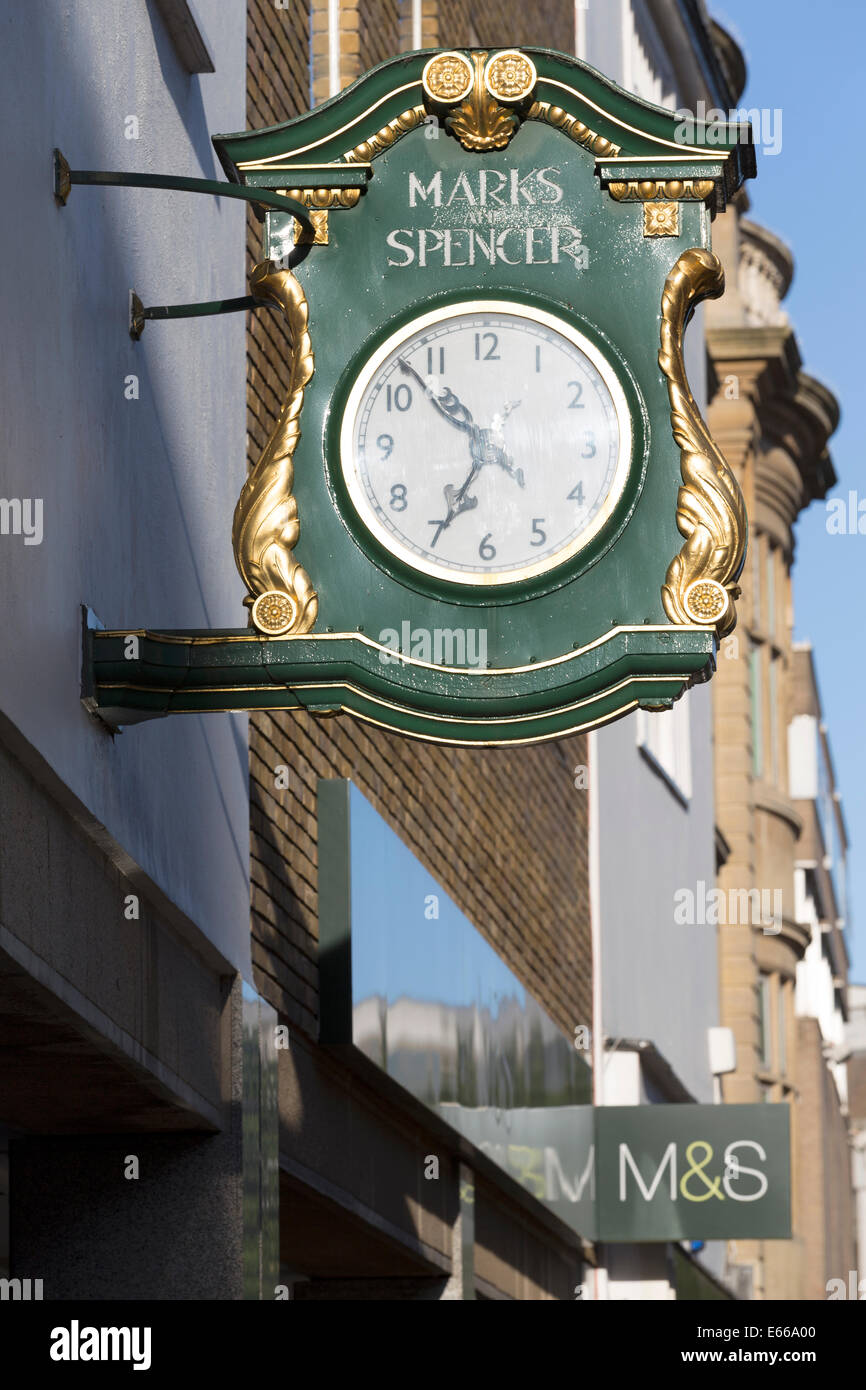 Vereinigtes Königreich, Oxford, kunstvollen Markierungen & bezügl Uhr Beschilderung vor Geschäft. Stockfoto