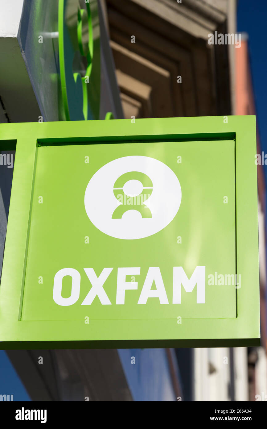 UK, Oxford, Oxfam Charity Shop Beschilderung. Stockfoto