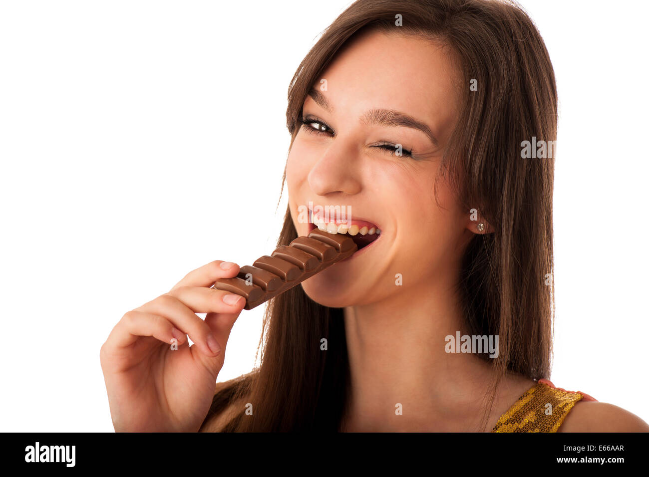 Schöne junge kaukasischen Frau essen Schokolade isoliert auf weißem Hintergrund Stockfoto