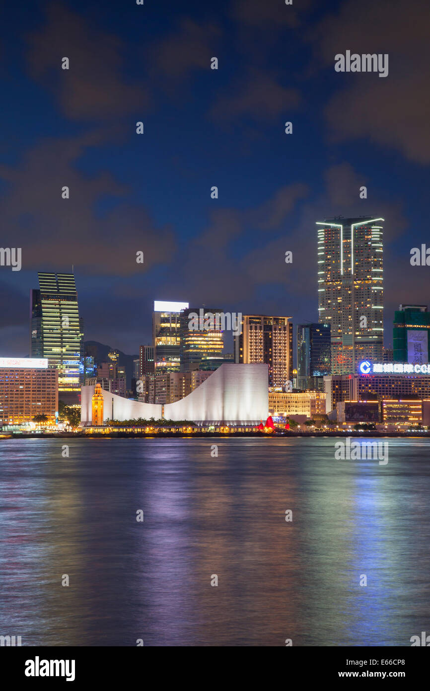 Tsim Sha Tsui Skyline bei Dämmerung, Kowloon, Hong Kong Stockfoto