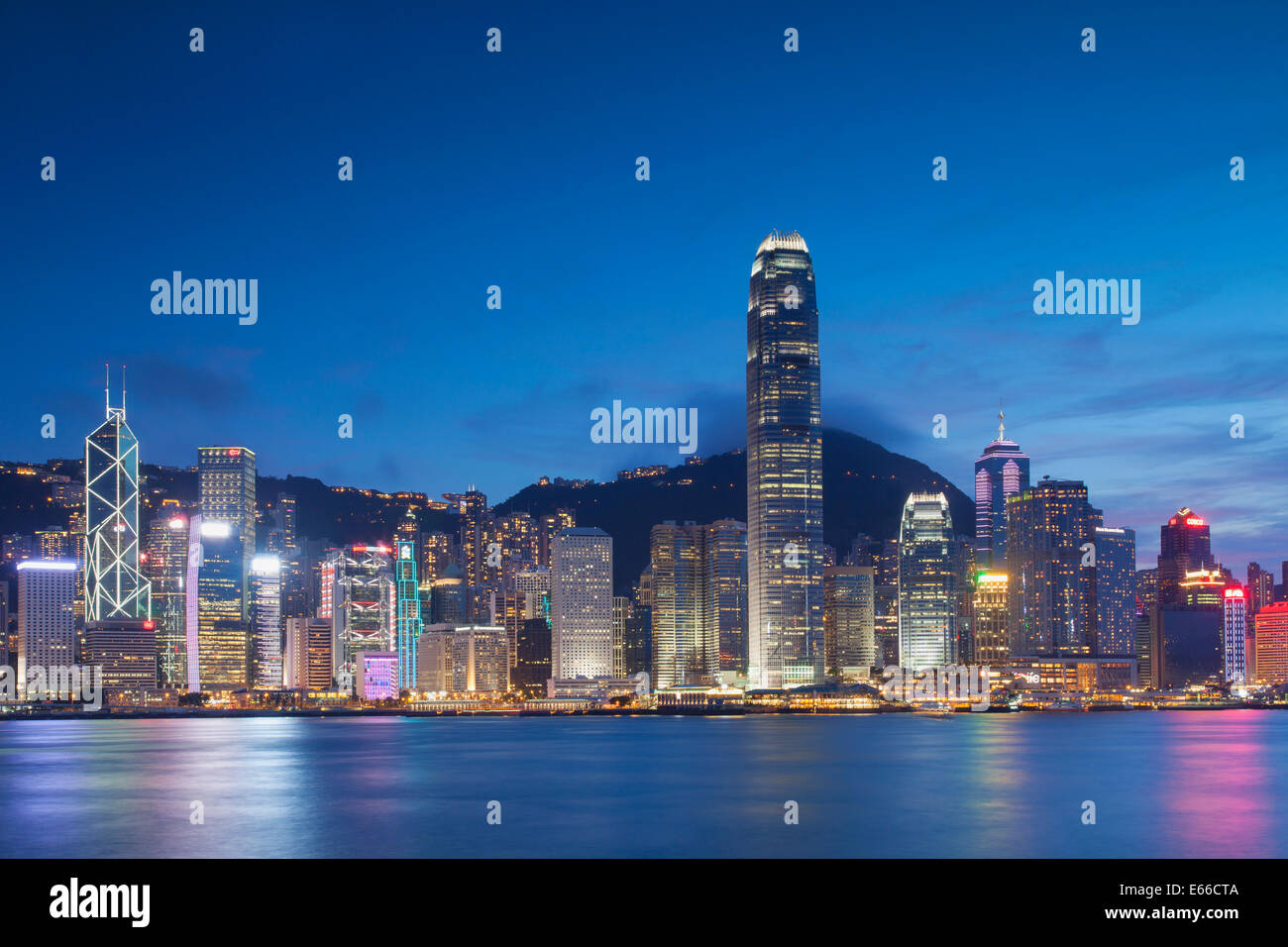 Skyline von Hong Kong Island in der Abenddämmerung, Hong Kong Stockfoto