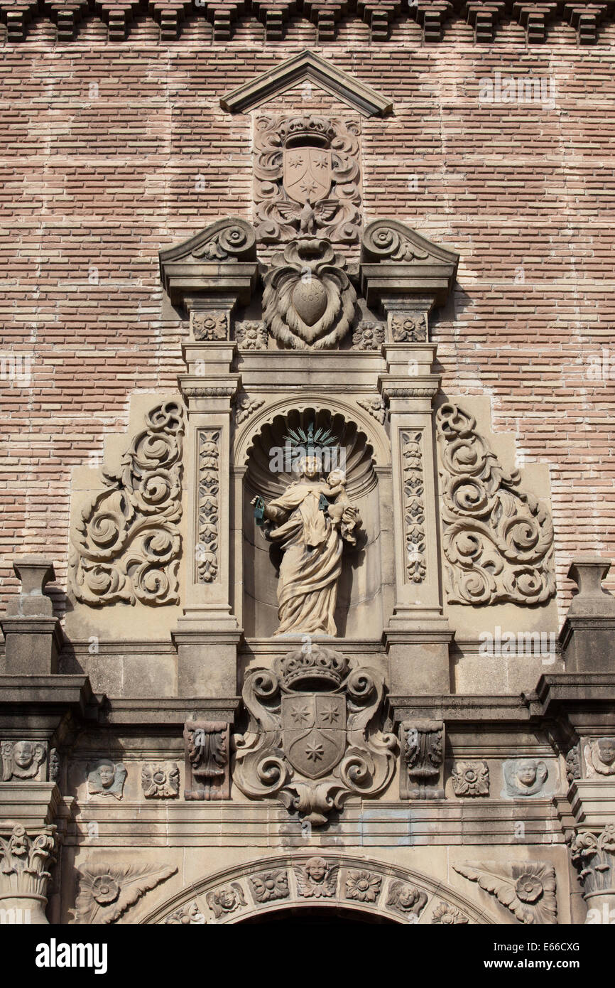 Architektonische Details über Eingang zur Iglesia de Las Carmelitas im Poble Espanyol - das spanische Dorf in Barcelona, Catalon Stockfoto