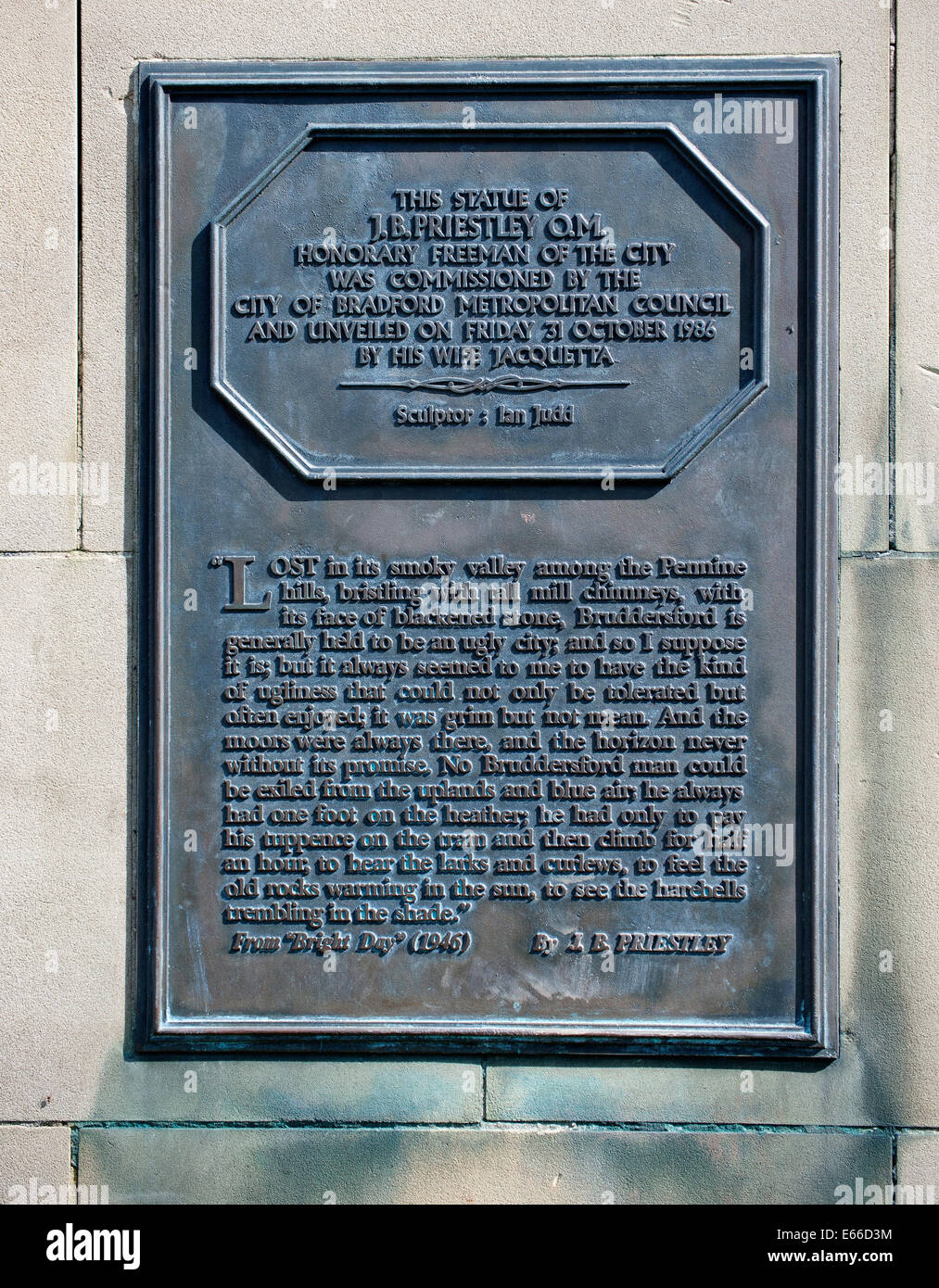 Informationstafel an der Statue von J B Priestley, Bradford, Yorkshire, England, UK. Stockfoto