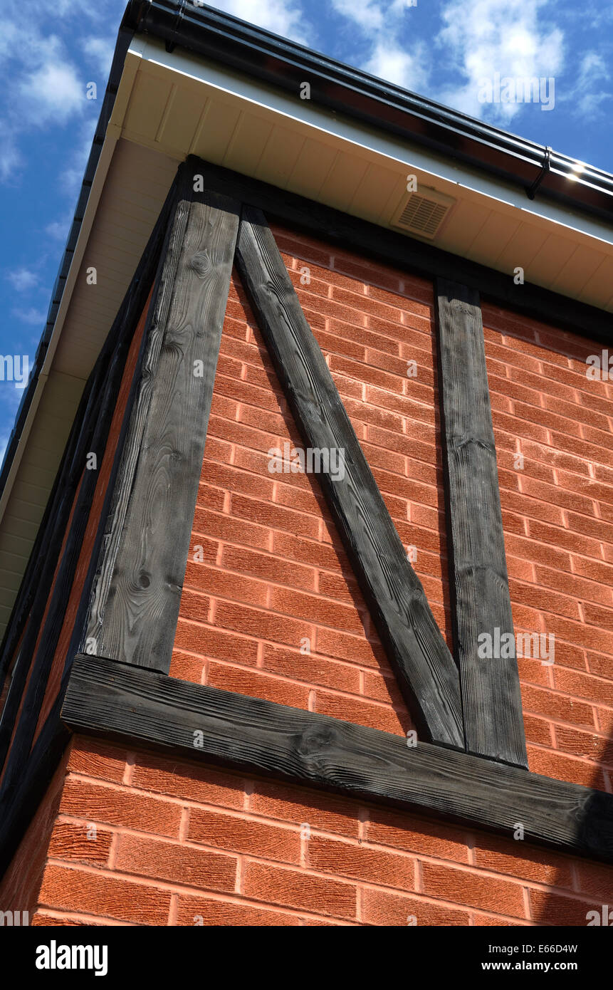 Mock Tudor strahlt aus sandgestrahltem Kiefer. Stockfoto