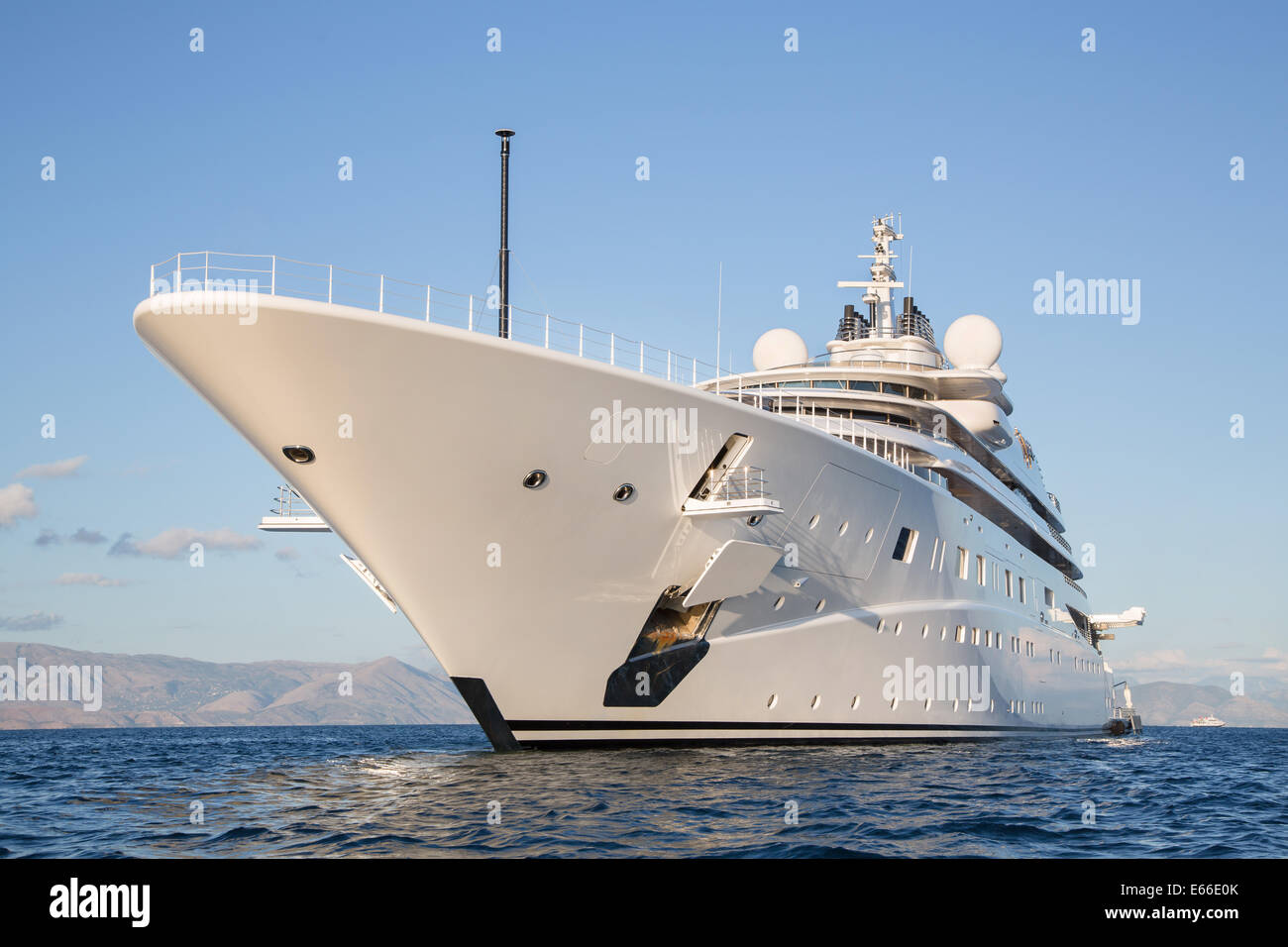 Gigantisch groß und groß Luxus Mega oder Super-Motoryacht auf den blauen Ozean. Stockfoto