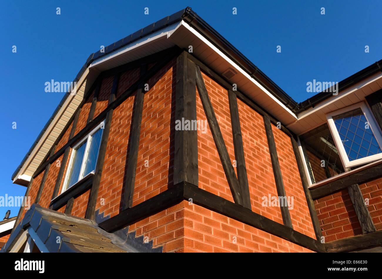 Mock Tudor strahlt aus sandgestrahltem Kiefer. Stockfoto