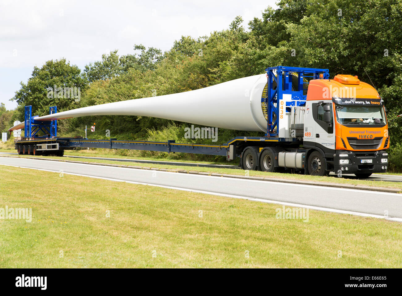 Wind-Turbinenschaufeln auf Transport-LKW auf einer Autobahnraststätte in Dänemark Stockfoto