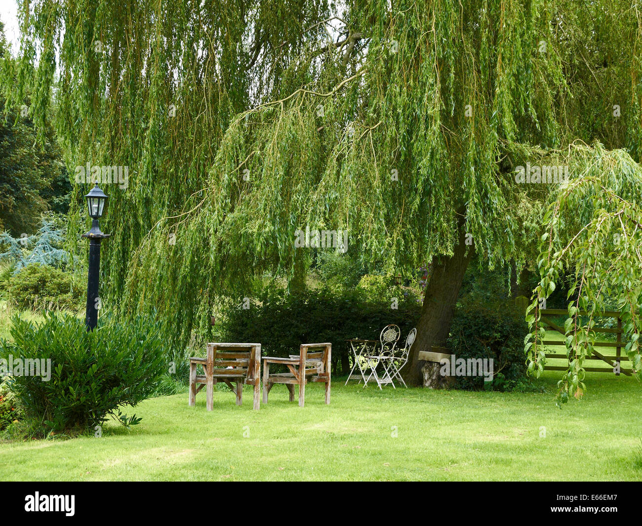 Garten Stillleben mit traditionellen Möbeln in Cheshire UK Stockfoto
