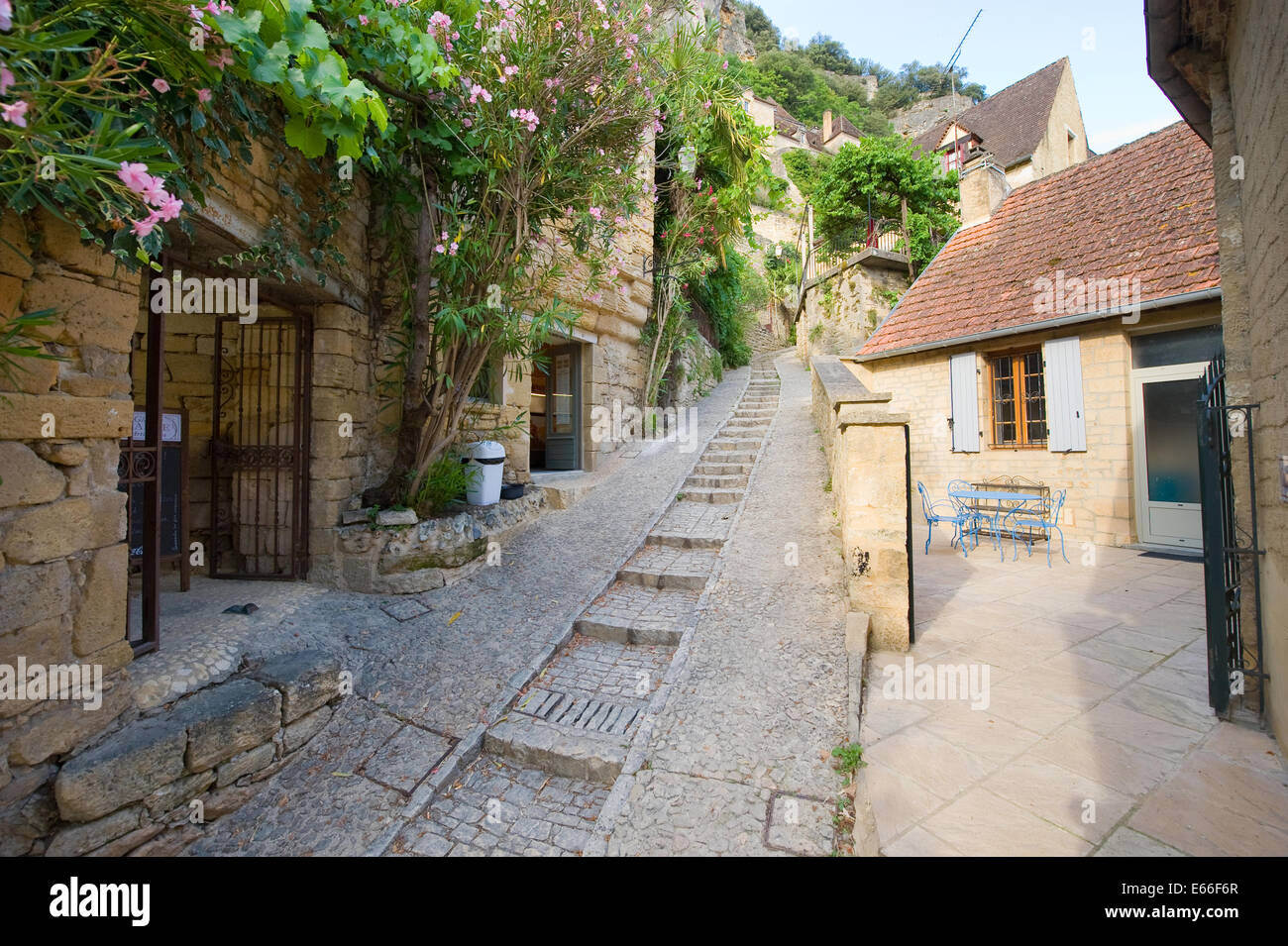 Einer der engen Gassen in das kleine und romantische Dorf von La Roque Gageac im Stadtteil Dordogne in Frankreich Stockfoto
