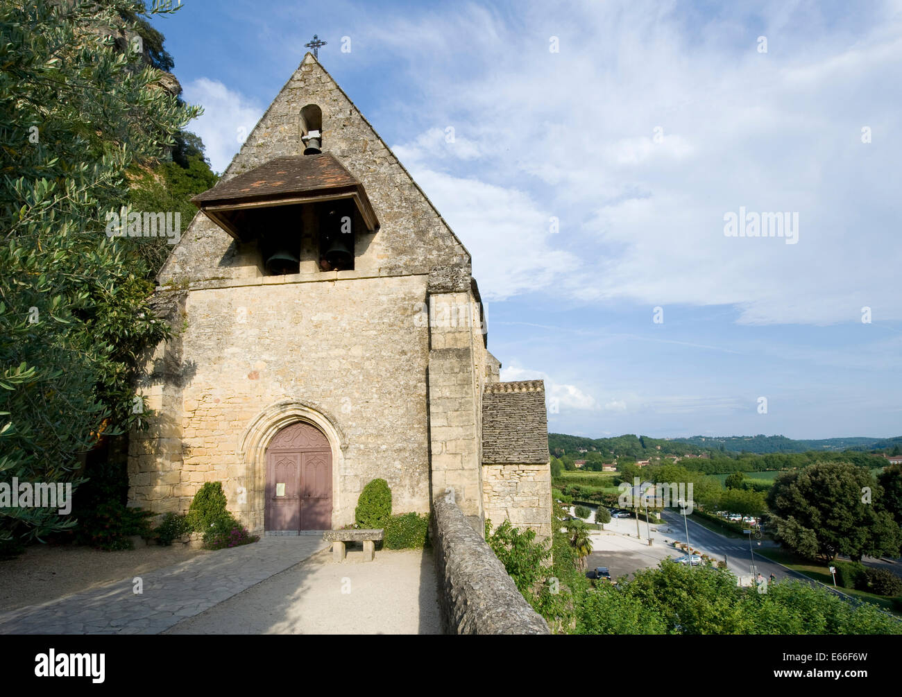 Kirche auf dem Hügel in das kleine und romantische Dorf von La Roque Gageac im Stadtteil Dordogne in Frankreich Stockfoto