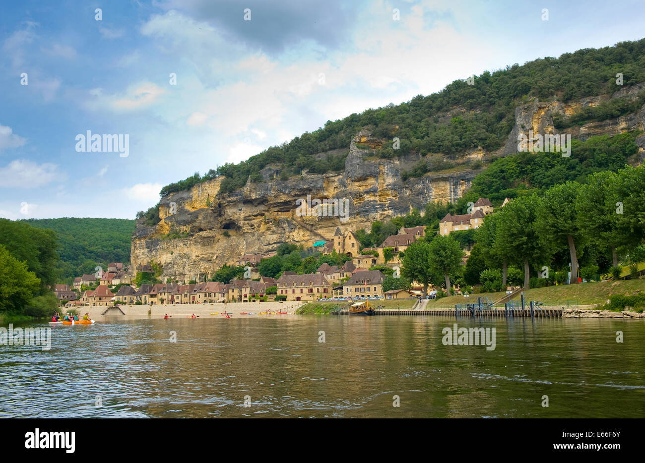 Das Dorf La Roque Gageac am Ufer des Flusses Dordogne in Frankreich Stockfoto