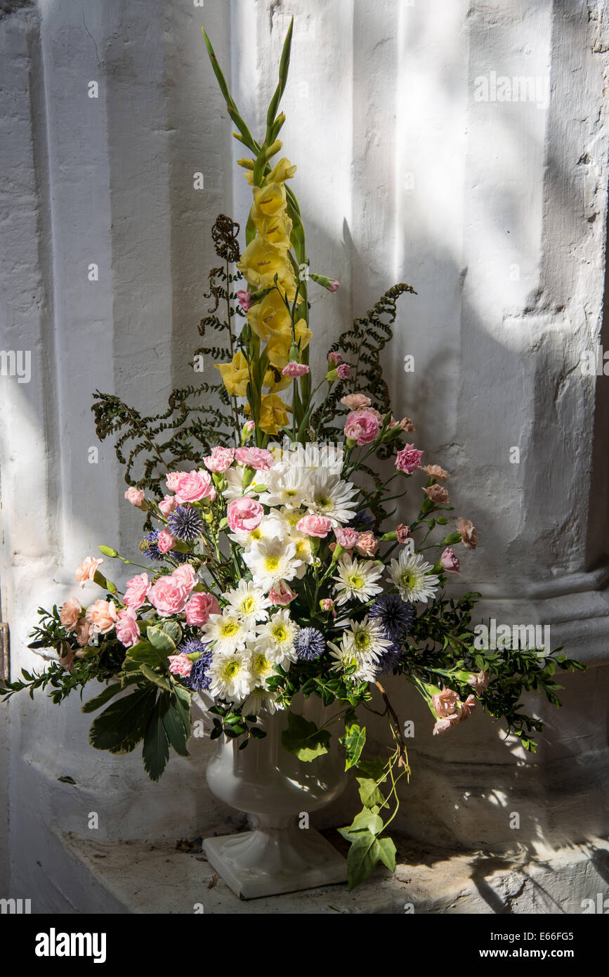 Kirche St Botolph, Vase mit Blumen, Cambridge, England, UK Stockfoto