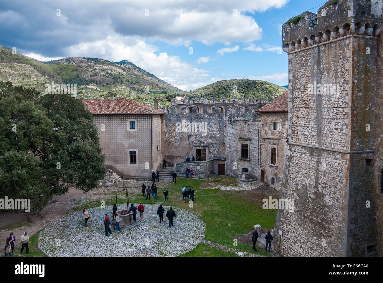 Festung mit Touristen in Sermoneta Italien Stockfoto