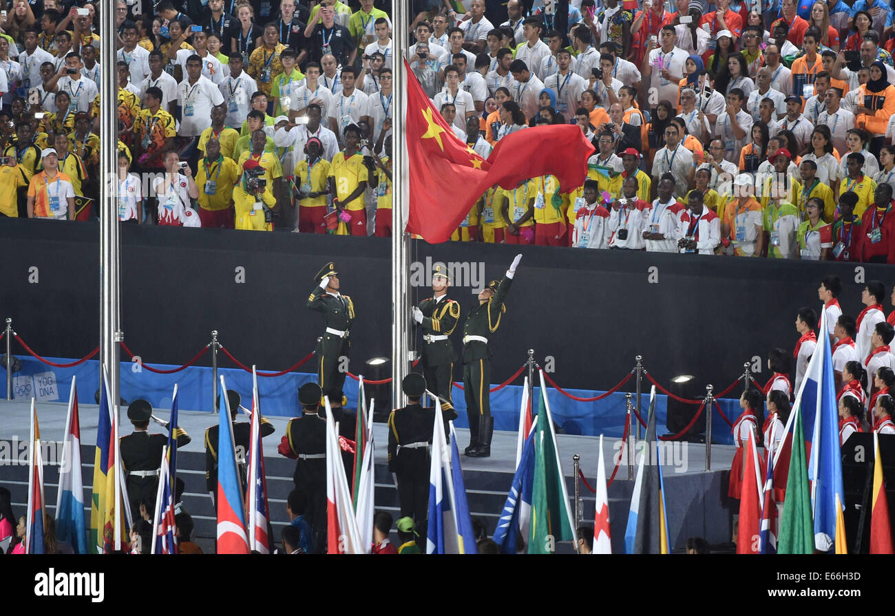 (140816)--NANJING, 16. August 2014 (Xinhua)--Flag Raisers aus der Ehrengarde Hissen der Flagge der Volksrepublik China während der Eröffnungsfeier für Nanjing 2014 Sommer Olympischen Jugendspiele in Nanjing, der Hauptstadt der ostchinesischen Provinz Jiangsu, 16. August 2014. (Xinhua/Yan Yan) Stockfoto