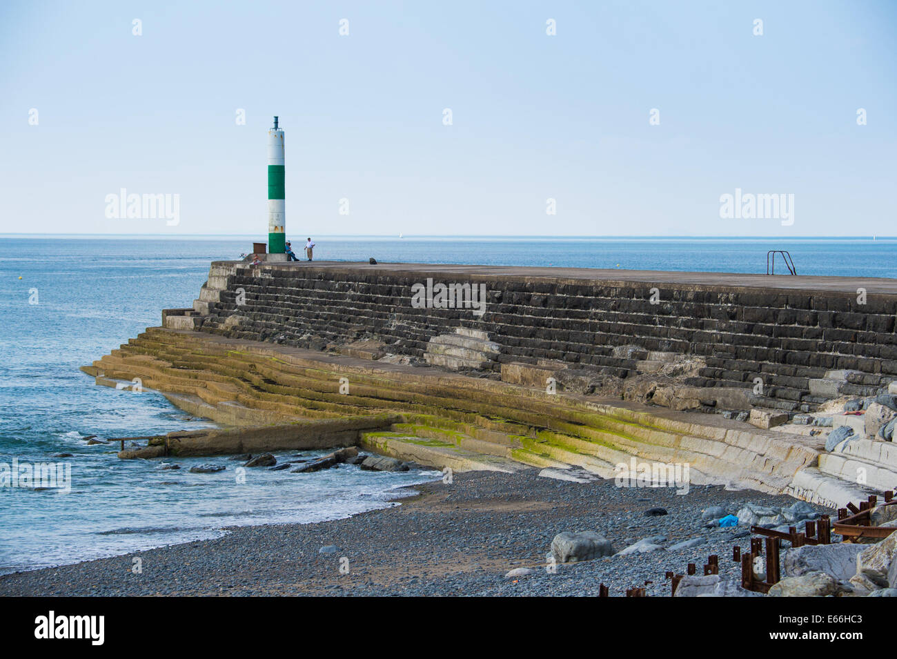 Aberystwyth, Wales, UK. 24. Juli 2014. 18 NACH: RUHE AUF DAS MEER WAND 6 MONATE NACH DEM STURM. Sechs Monate nach der verheerenden Stürme fast zerstört die Promenade beendet die letzten Reparaturen an der Strandpromenade von Aberystwyth in dieser Woche. Der Zaun offenbart einen renovierten Abschlussball Schutz, von dem beschädigten unkenntlich fiel in diesem Winter. © Keith Morris/Alamy Features Stockfoto