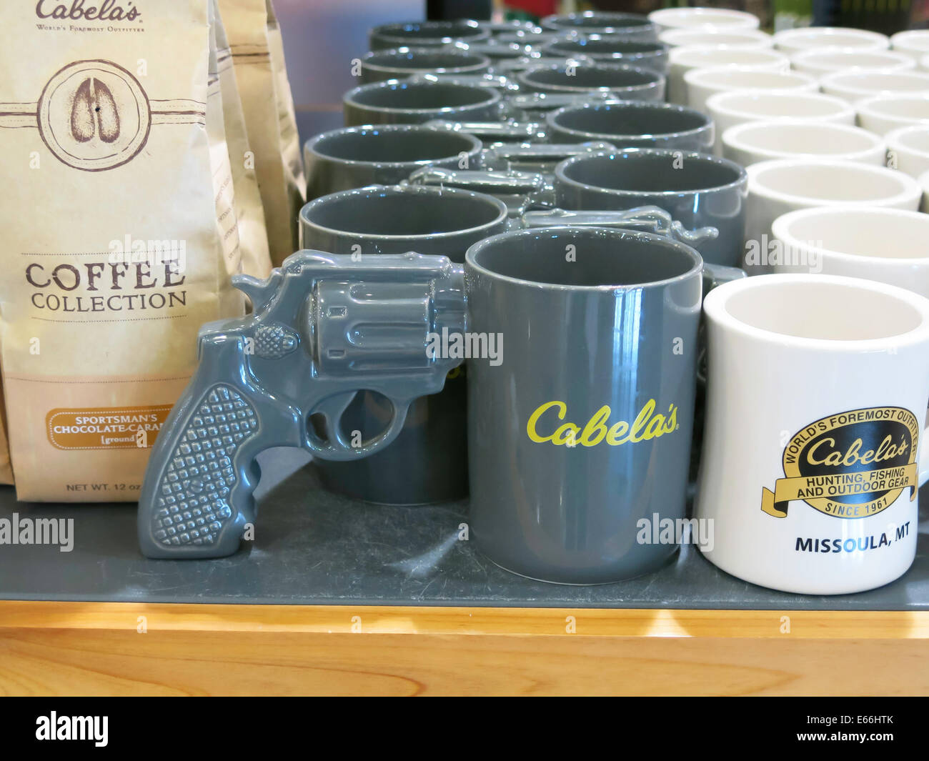 Kaffeetassen mit Pistolengriff behandeln, Beverage Bereich, Cabela's Sporting Goods Store in Missoula, MT, USA Stockfoto