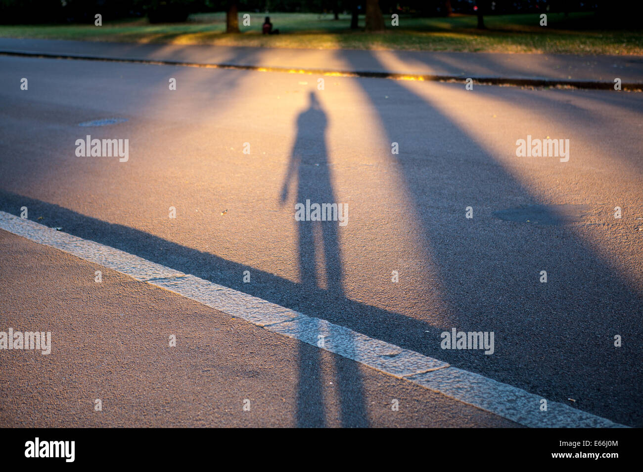 Langen Schatten einer Person als die Sonne untergeht. Stockfoto