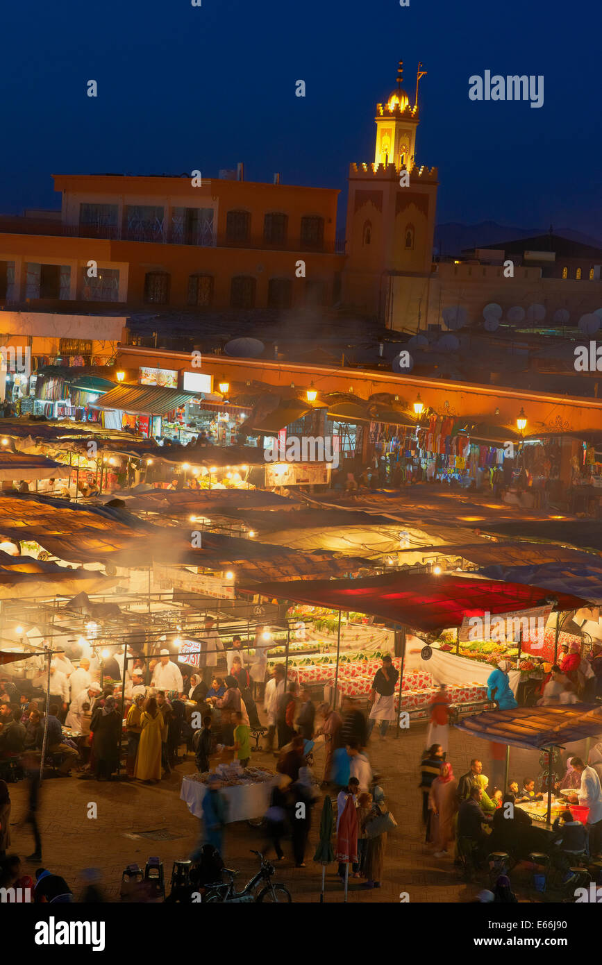 Djemaa El Fna Platz in Marrakesch, Worlrd Weltkulturerbe, Jemaa El Fna Platz bei Dämmerung, Marokko, Maghreb, Nordafrika Stockfoto