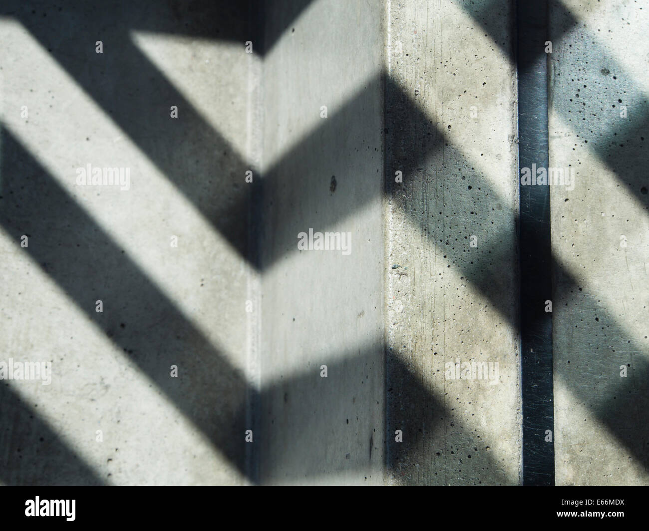 Zick-Zack-Muster von Licht und Schatten auf Betontreppen Stockfoto