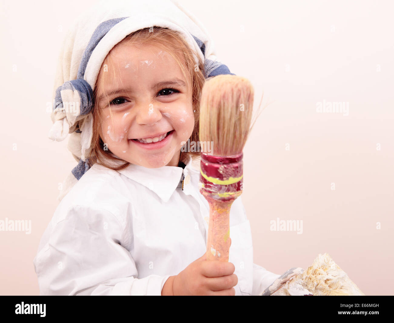 wunderschönes kleines Mädchen malen und lächelnd Stockfoto
