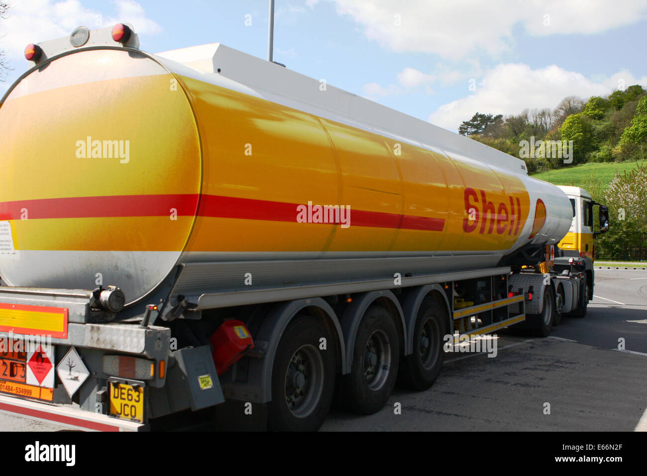 Rückansicht des Shell Tanker Reisen rund um einen Kreisverkehr in Coulsdon, Surrey, England Stockfoto