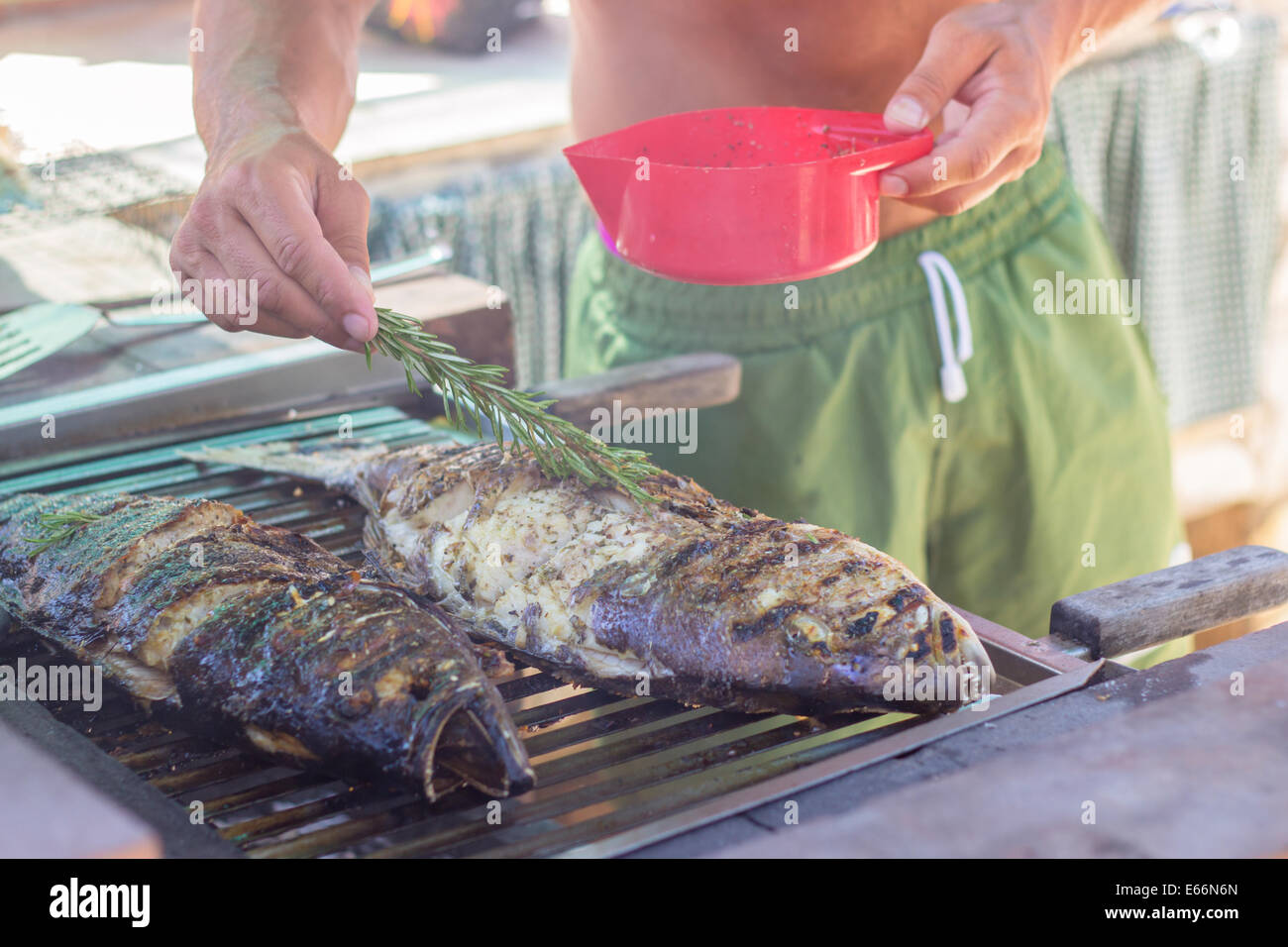 Vorbereitung Hände Kochen Fisch closeup Stockfoto