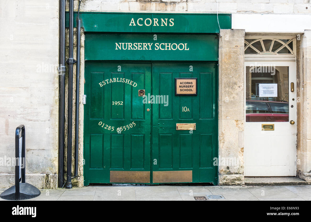 Grüne Türen - der Eingang zu Eicheln Kindergarten (gegründet 1952), Cirencester Town Center, Cotswolds, Gloucestershire, England, UK. Stockfoto