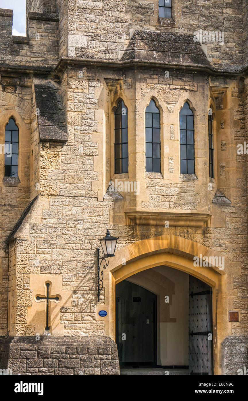 Eingang zum historischen Cecily Hill Kaserne (faux mittelalterlichen Burg), in der Nähe von Cirencester Park, in den Cotswolds, Gloucestershire, England, UK. Stockfoto