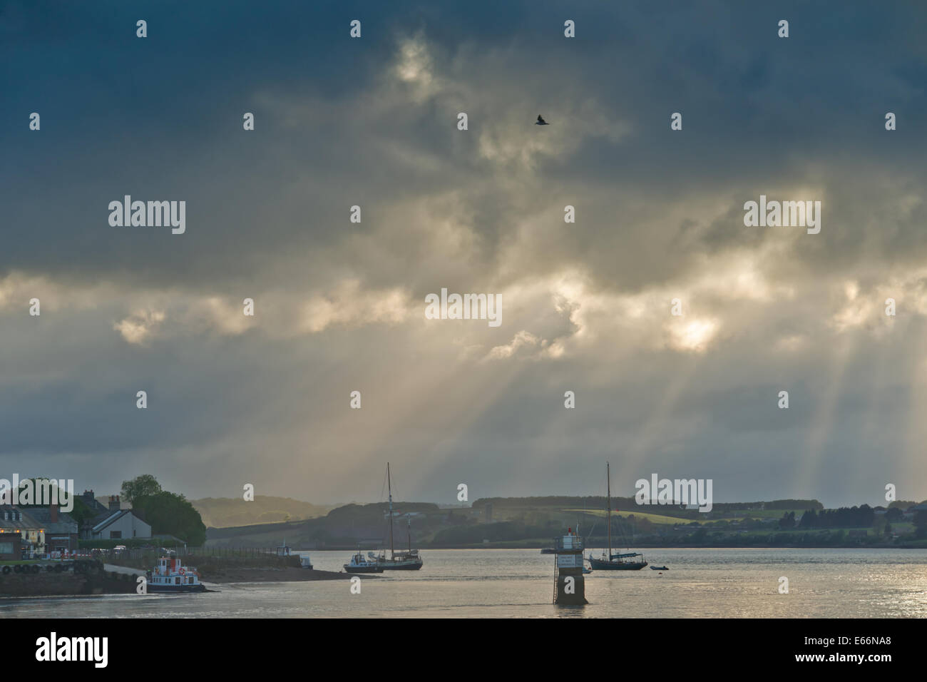 Am Abend Tageslicht strömt durch die Wolken über dem Fluss Tamar, Devon, England Stockfoto