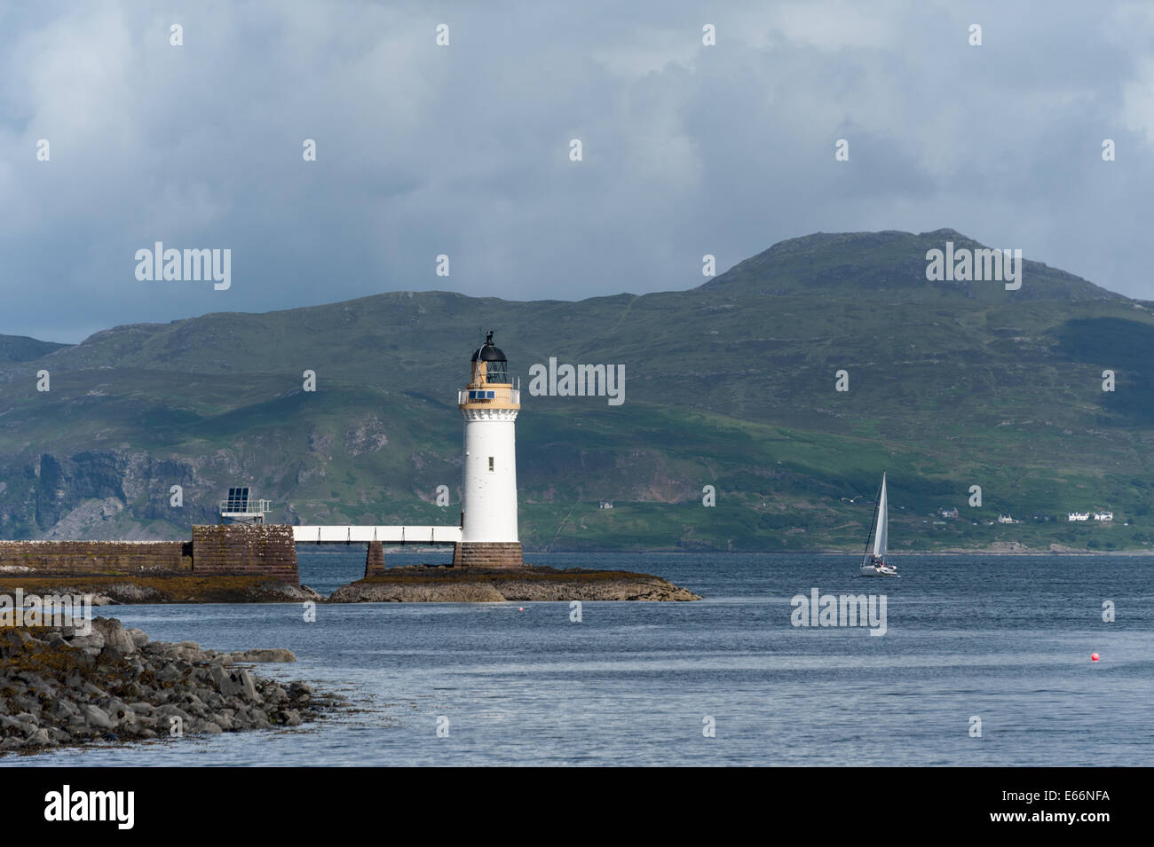 Ein Blick auf Leuchtturm Tobermory auf der Isle of Mull in Schottland mit Ardnamurchan im Hintergrund. Stockfoto