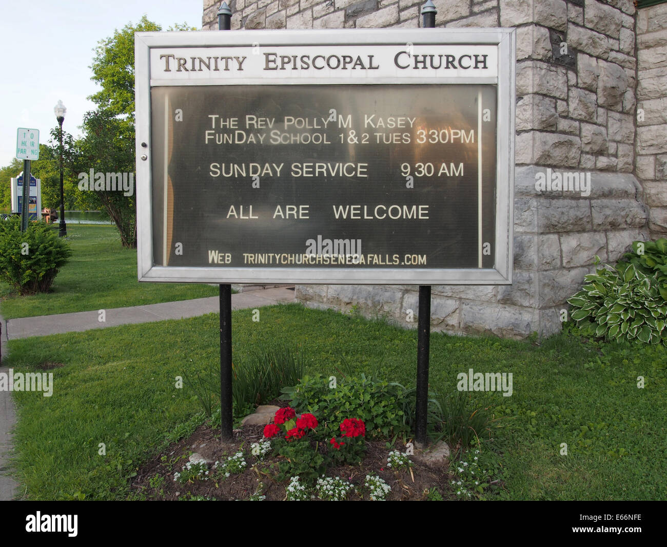 Trinity Episcopal Church Willkommen Schild in Seneca Falls, New York, USA, 15. Juni 2014, © Katharine Andriotis Stockfoto