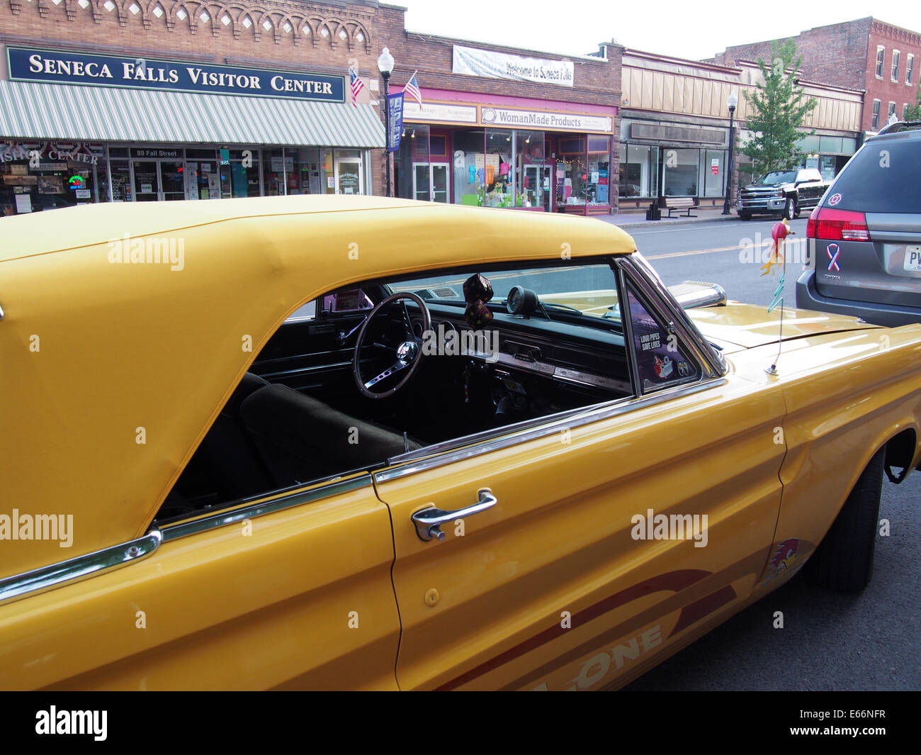 1960er Jahren geparkt gelb Ford Mercury Comet auf Herbst Straße in Seneca Falls, New York, USA, 15. Juni 2014, © Katharine Andriotis Stockfoto