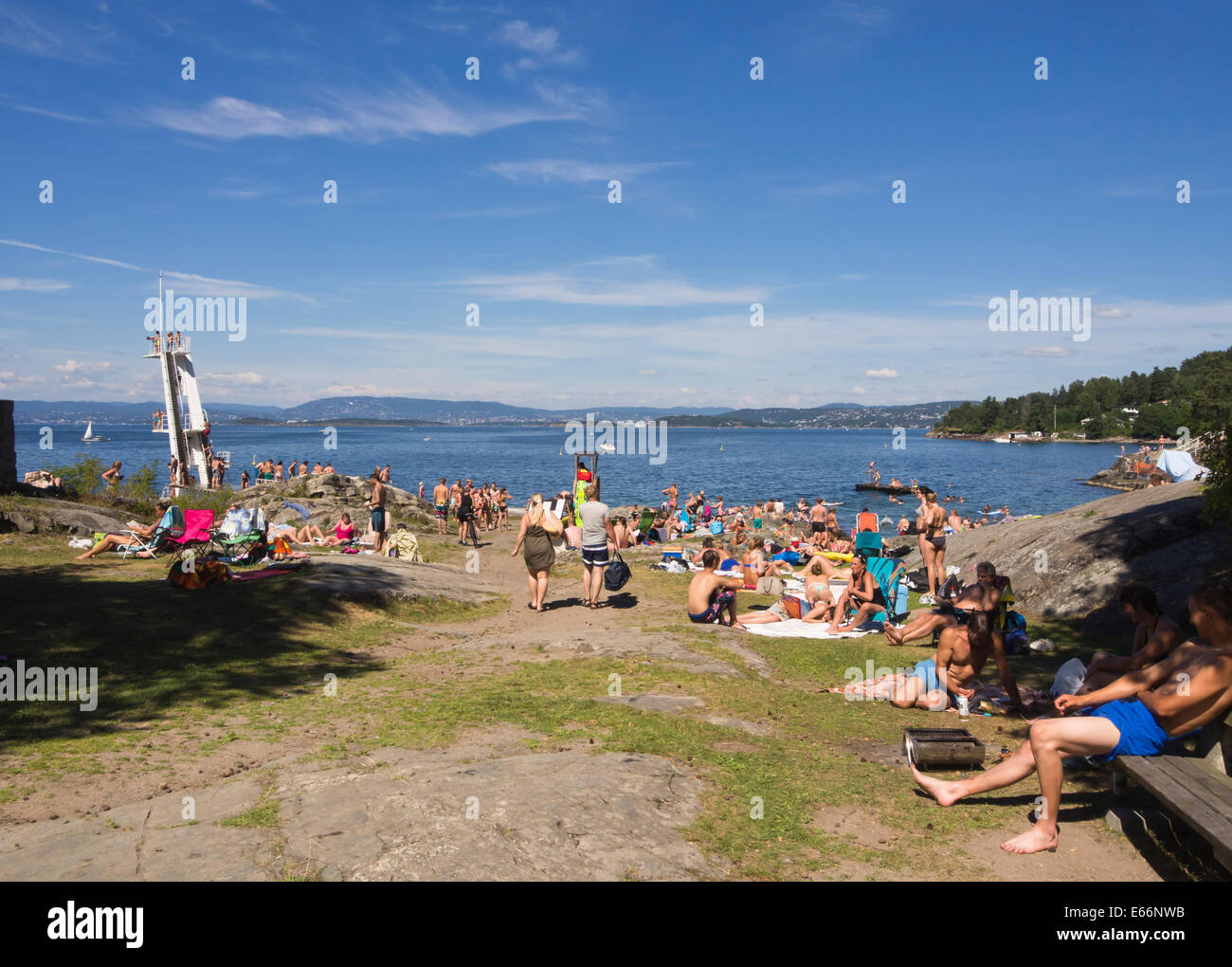 Ingierstrand schlecht, einen Strand am Stadtrand von Oslo Norwegen in Oslo-Fjord, 10 m-Sprungturm und Massen durch den Sommer Stockfoto