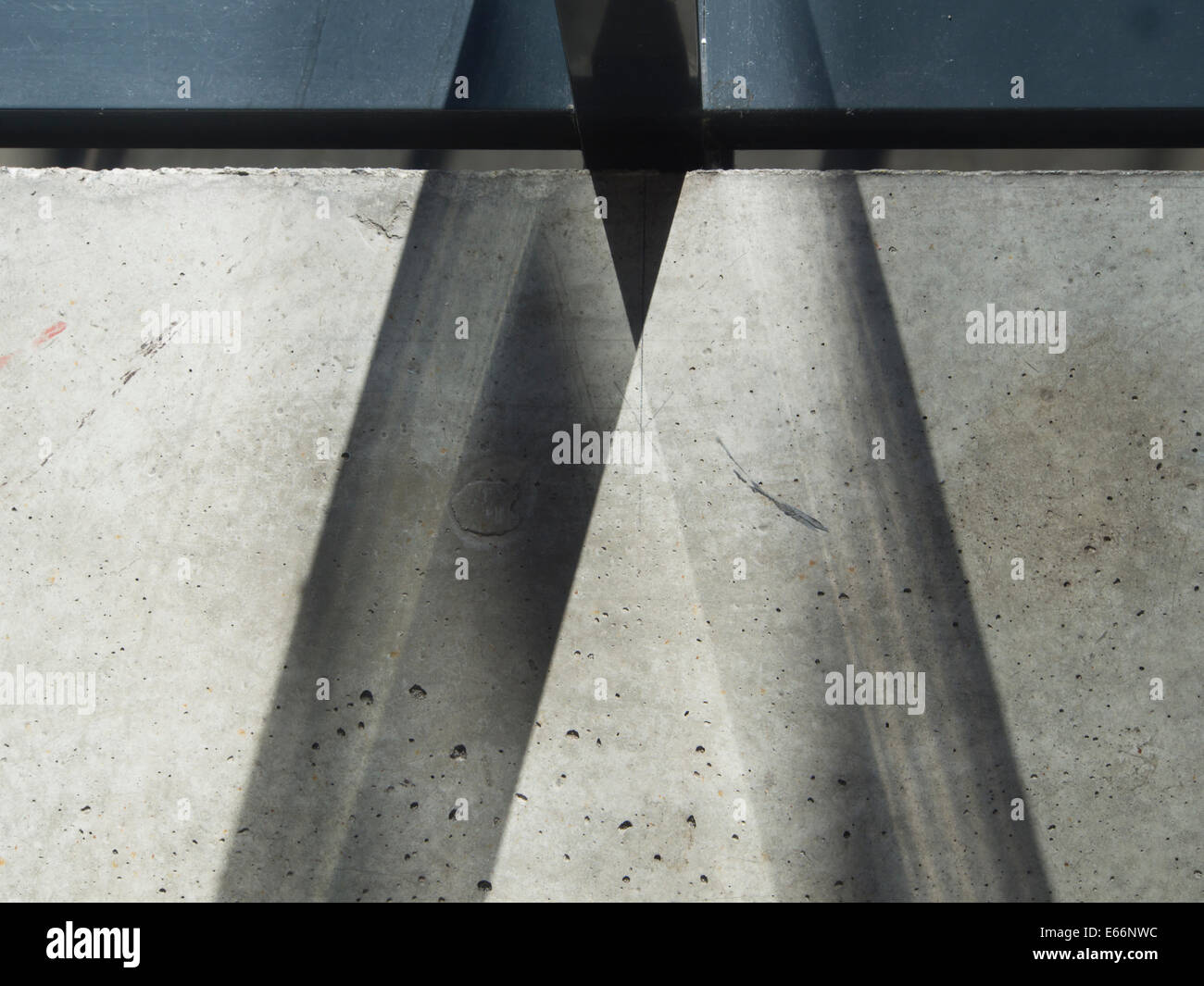 Muster von Licht und Schatten auf Betonboden v-förmigen Stockfoto